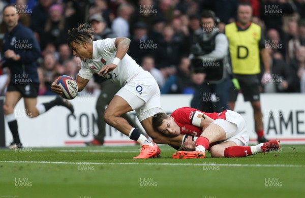 070320 - England v Wales, Guinness Six Nations 2020 - Anthony Watson of England beats Liam Williams of Wales as he dives in to score try