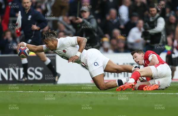070320 - England v Wales, Guinness Six Nations 2020 - Anthony Watson of England beats Liam Williams of Wales as he dives in to score try