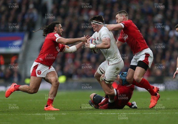 070320 - England v Wales, Guinness Six Nations 2020 - Tom Curry of England is tackled by Justin Tipuric of Wales, Josh Navidi of Wales and George North of Wales
