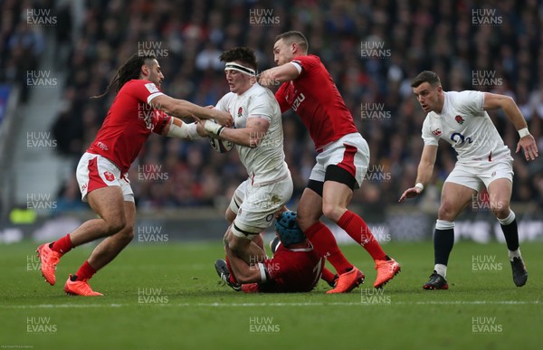 070320 - England v Wales, Guinness Six Nations 2020 - Tom Curry of England is tackled by Justin Tipuric of Wales, Josh Navidi of Wales and George North of Wales
