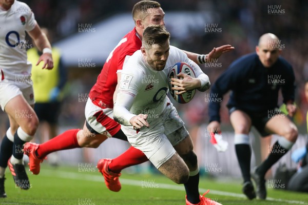 070320 - England v Wales, Guinness Six Nations 2020 - Elliot Daly of England beats George North of Wales to score try