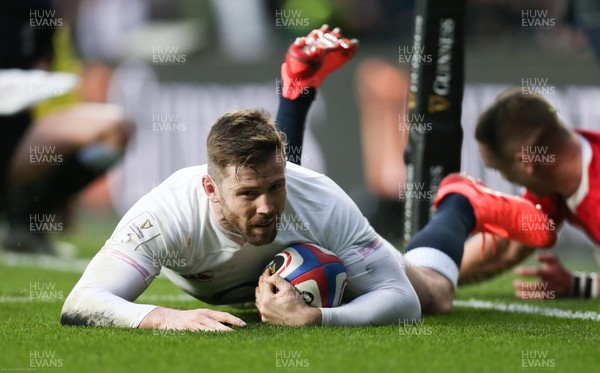 070320 - England v Wales, Guinness Six Nations 2020 - Elliot Daly of England beats George North of Wales to score try
