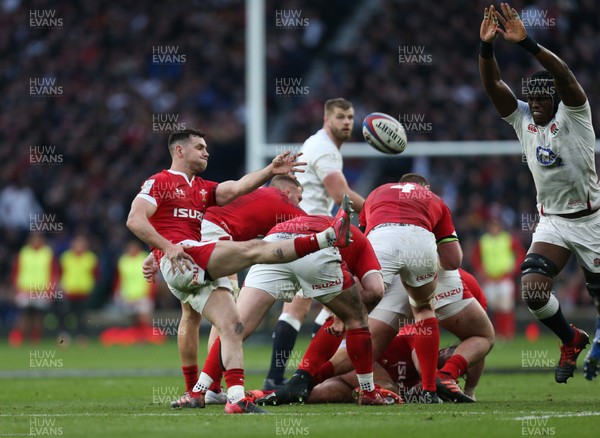 070320 - England v Wales, Guinness Six Nations 2020 - Tomos Williams of Wales kicks ahead as Maro Itoje of England closes in