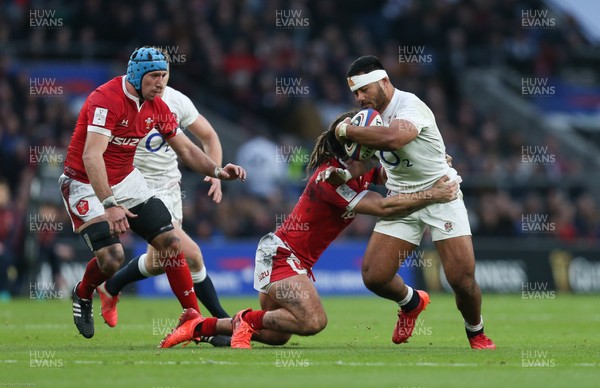 070320 - England v Wales, Guinness Six Nations 2020 - Manu Tuilagi of England is tackled by Josh Navidi of Wales