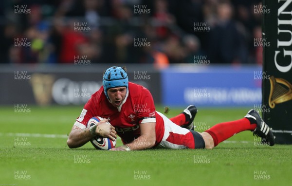 070320 - England v Wales, Guinness Six Nations 2020 - Justin Tipuric of Wales races in to score try