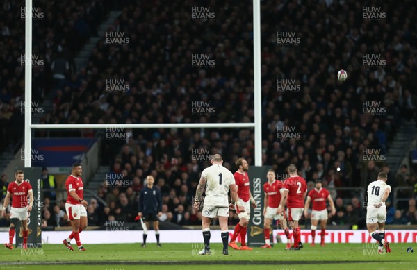 070320 - England v Wales, Guinness Six Nations 2020 - George Ford of England kicks penalty