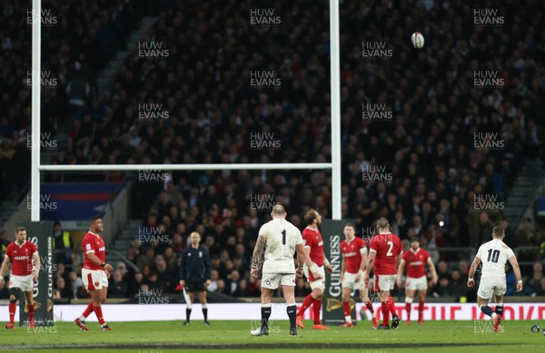 070320 - England v Wales, Guinness Six Nations 2020 - George Ford of England kicks penalty