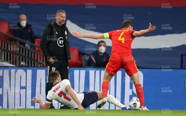 081020 - England v Wales - International Friendly -  Wales manager Ryan Giggs looks on as Ben Davies of Wales is challenged by Harry Winks of England