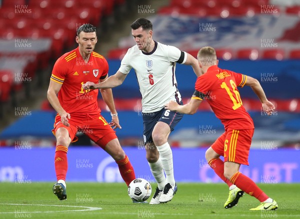081020 - England v Wales - International Friendly -  Michael Keane of England goes between Kieffer Moore and Joe Morrell of Wales