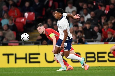 091025 - England v Wales - International Friendly - Ben Davies of Wales is challenged by Ollie Watkins of England
