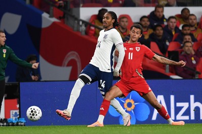 091025 - England v Wales - International Friendly - Brennan Johnson of Wales is challenged by Djed Spence of England