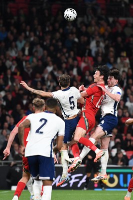 091025 - England v Wales - International Friendly - Kieffer Moore of Wales is challenged by Declan Rice of England and John Stones of England in the air