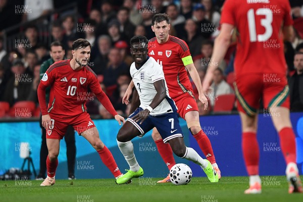 091025 - England v Wales - International Friendly - Bukayo Saka of England is challenged by Liam Cullen of Wales