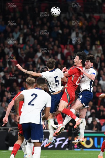 091025 - England v Wales - International Friendly - Kieffer Moore of Wales is challenged by Declan Rice of England and John Stones of England in the air
