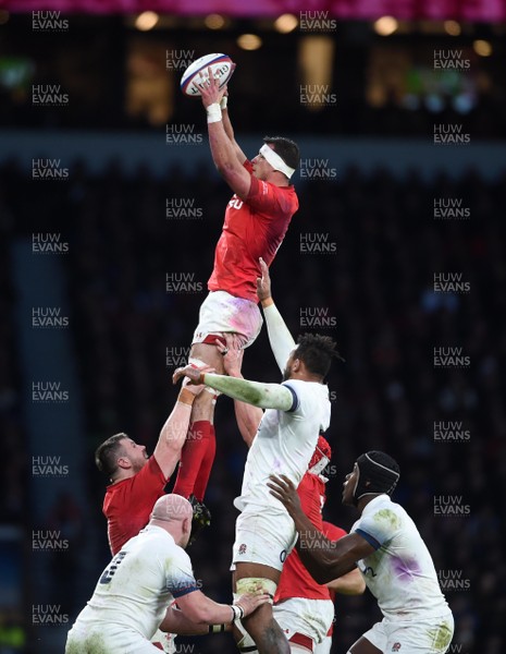 100218 - England v Wales - NatWest 6 Nations - Aaron Shingler of Wales takes line out ball