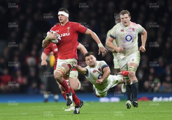 100218 - England v Wales - NatWest 6 Nations - Aaron Shingler of Wales gets past Danny Care of England