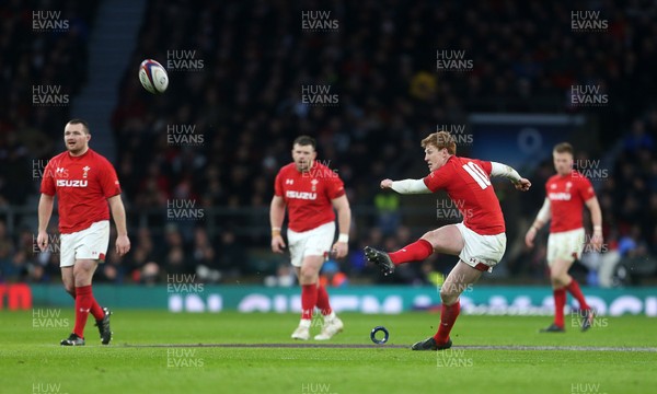 100218 - England v Wales - Natwest 6 Nations - Rhys Patchell of Wales kicks