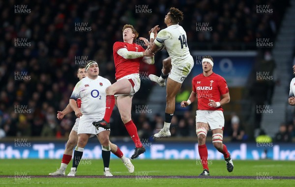 100218 - England v Wales - Natwest 6 Nations - Rhys Patchell of Wales and Anthony Watson of England go up for the ball