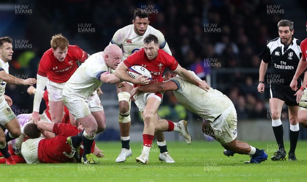100218 - England v Wales - Natwest 6 Nations - Gareth Davies of Wales is challenged by Mako Vunipola of England