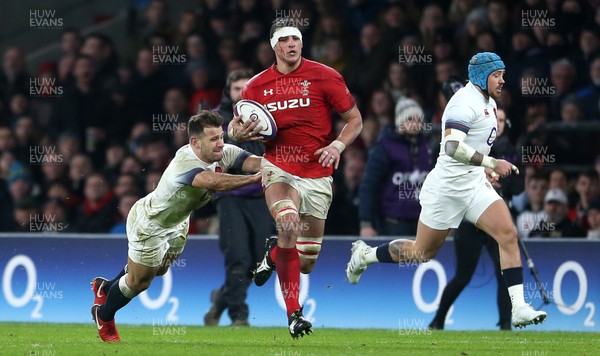 100218 - England v Wales - Natwest 6 Nations - Aaron Shingler of Wales makes a break