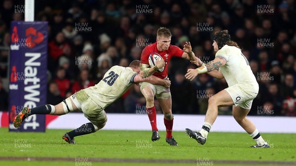 100218 - England v Wales - Natwest 6 Nations - Gareth Anscombe of Wales is tackled by Sam Underhill and Harry Williams of England