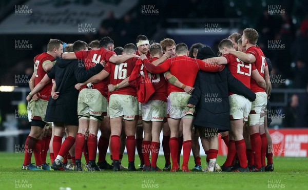 100218 - England v Wales - Natwest 6 Nations - Wales team huddle at full time