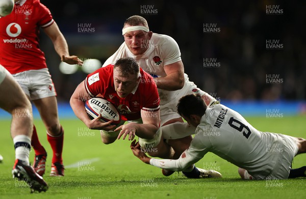 100224 - England v Wales - Guinness 6 Nations - Tommy Reffell of Wales is tackled by Sam Underhill and Alex Mitchell of England 