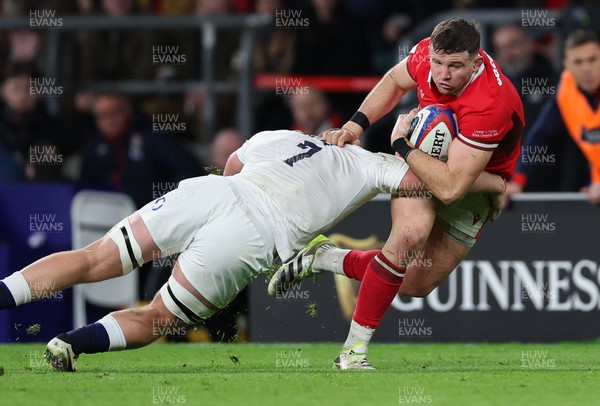 100224 - England v Wales, Guinness 6 Nations 2024 - Elliot Dee of Wales holds off Sam Underhill of England