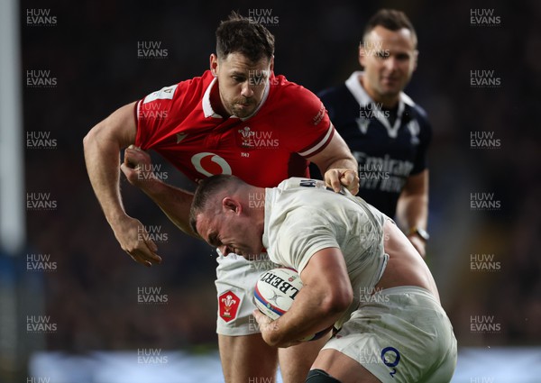 100224 - England v Wales, Guinness 6 Nations 2024 - Ben Earl of England drives into Tomos Williams of Wales