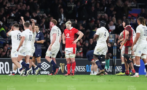 100224 - England v Wales, Guinness 6 Nations 2024 - ~England players celebrate on the final whistle as Aaron Wainwright of Wales looks on