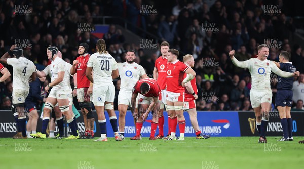 100224 - England v Wales, Guinness 6 Nations 2024 - ~England players celebrate on the final whistle as Wales players look on