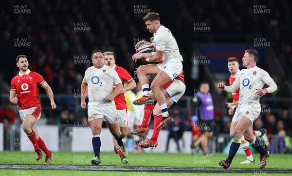 100224 - England v Wales, Guinness 6 Nations 2024 - Henry Slade of England takes the high ball