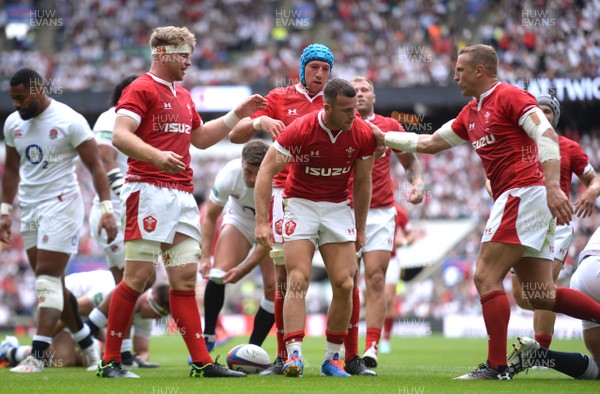 110819 - England v Wales - Quilter International - Gareth Davies of Wales celebrates scoring try with team mates