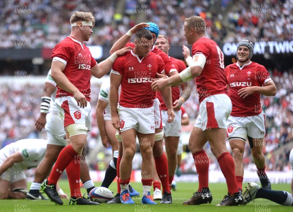 110819 - England v Wales - Quilter International - Gareth Davies of Wales celebrates scoring try with team mates