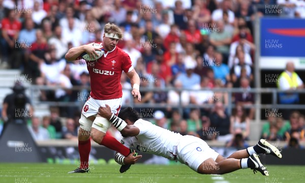 110819 - England v Wales - Quilter International - Aaron Wainwright of Wales is tackled by Billy Vunipola of England