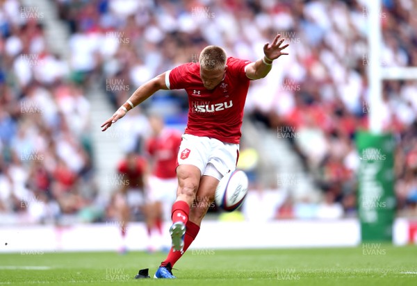 110819 - England v Wales - Quilter International - Gareth Anscombe of Wales kicks at goal