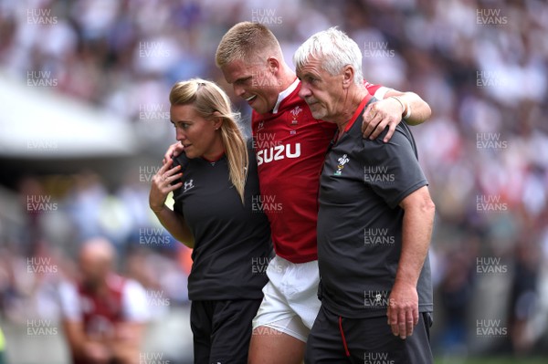 110819 - England v Wales - Quilter International - Gareth Anscombe of Wales leaves the field with an injury