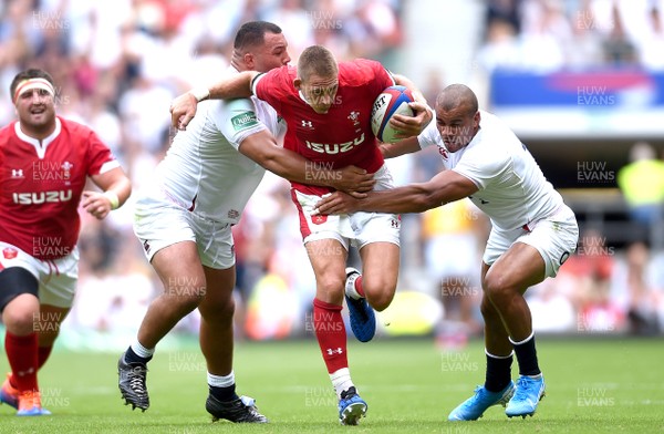 110819 - England v Wales - Quilter International - Liam Williams of Wales takes on Ellis Genge and Jonathan Joseph of England