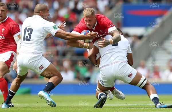 110819 - England v Wales - World Cup Warm Up - Quilter International - Ross Moriarty of Wales is tackled by Tom Curry of England