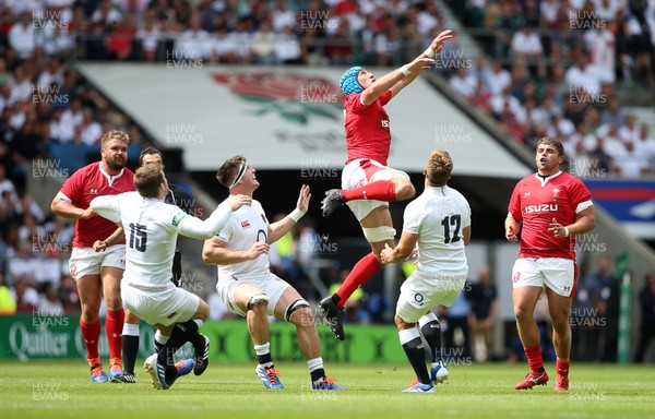 110819 - England v Wales - World Cup Warm Up - Quilter International - Justin Tipuric of Wales tries to get to the high ball first