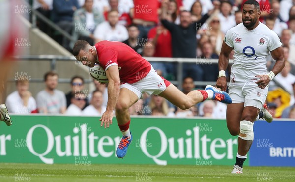 110819 - England v Wales - World Cup Warm Up - Quilter International - Gareth Davies of Wales crashes towards the line to score a try