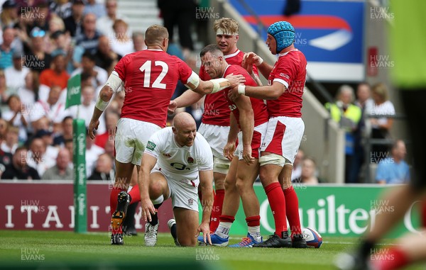 110819 - England v Wales - World Cup Warm Up - Quilter International - Gareth Davies of Wales celebrates with team mates after scoring a try