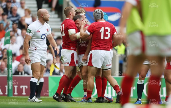 110819 - England v Wales - World Cup Warm Up - Quilter International - Gareth Davies of Wales celebrates with team mates after scoring a try