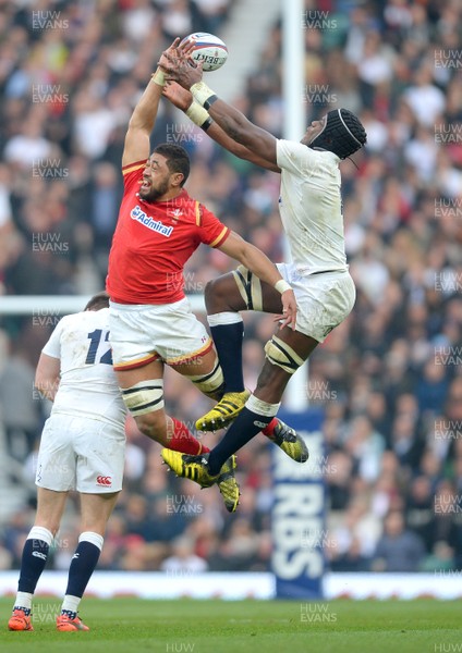 120316 - England v Wales - RBS 6 Nations 2016 -Taulupe Faletau of Wales and Maro Itoje of England compete for high ball