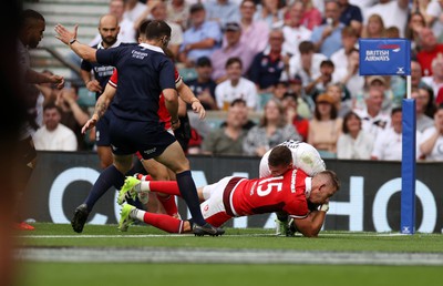 120823 - England v Wales - Summer Nations Series - Liam Williams of Wales attempts to ground the ball Wales are awarded a penalty try