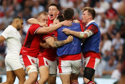 120823 - England v Wales - Summer Nations Series - Tomos Williams of Wales celebrates scoring a try with team mates