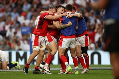 120823 - England v Wales - Summer Nations Series - Tomos Williams of Wales celebrates scoring a try with team mates