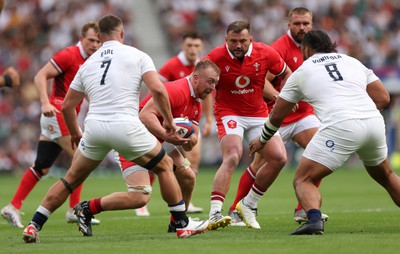 120823 - England v Wales, Summer Nations Series 2023 - Tommy Reffell of Wales takes on Ben Earl of England and Billy Vunipola of England