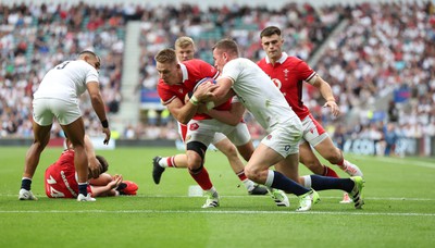 120823 - England v Wales, Summer Nations Series 2023 - Liam Williams of Wales powers over the line, but a penalty try is awarded