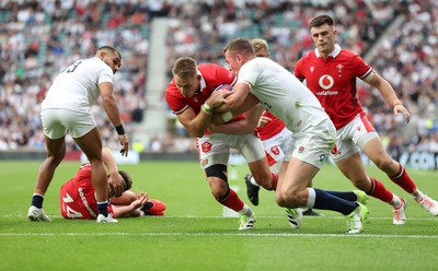 120823 - England v Wales, Summer Nations Series 2023 - Liam Williams of Wales powers over the line, but a penalty try is awarded